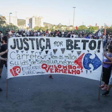  PORTO ALEGRE, RS, BRASIL - 23.11.2020 - Protesto pela morte de João Alberto no Carrefour da Av. Bento Gonçalves. (Foto: Isadora Neumann/Agencia RBS)Indexador: ISADORA NEUMANN<!-- NICAID(14650898) -->