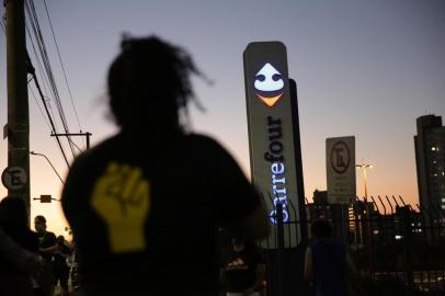  PORTO ALEGRE, RS, BRASIL - 23.11.2020 - Protesto pela morte de João Alberto no Carrefour da Av. Bento Gonçalves. (Foto: Marco Favero/Agencia RBS)<!-- NICAID(14650953) -->