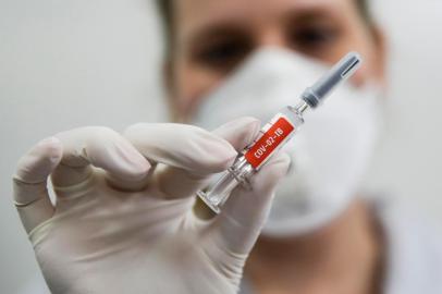 PORTO ALEGRE, RS, BRASIL, 01-09-2020: Uma enfermeira com a vacina CoronaVac em teste no Centro de Pesquisas Clinicas do Hospital Sao Lucas, da Pucrs. A medica anestesista dra Alice Becker Teixeira, do GHC, é uma das voluntárias e receberá esta dose da vacina, do laboratório chines SinoVac em parceria com o Istituto Butantan, contra o coronavirus. (Foto: Mateus Bruxel / Agencia RBS)Indexador: Mateus Bruxel<!-- NICAID(14581603) -->