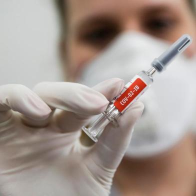 PORTO ALEGRE, RS, BRASIL, 01-09-2020: Uma enfermeira com a vacina CoronaVac em teste no Centro de Pesquisas Clinicas do Hospital Sao Lucas, da Pucrs. A medica anestesista dra Alice Becker Teixeira, do GHC, é uma das voluntárias e receberá esta dose da vacina, do laboratório chines SinoVac em parceria com o Istituto Butantan, contra o coronavirus. (Foto: Mateus Bruxel / Agencia RBS)Indexador: Mateus Bruxel<!-- NICAID(14581603) -->