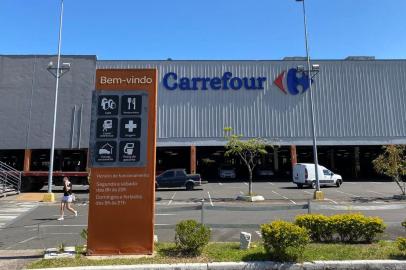  PORTO ALEGRE, RS, BRASIL, 23/11/2020 - A unidade do Carrefour, no bairro Passo d¿Areia, zona norte de Porto Alegre, reabriu pela primeira vez, na manhã desta segunda-feira (23), após a morte de João Alberto Silveira Freitas, 40 anos, na noite da última quinta (19). Os funcionários começaram a chegar pouco antes das 8h e o movimento de clientes ainda era baixo no começo da manhã. Foto:  Jefferson Botega / Agencia RBS<!-- NICAID(14650364) -->