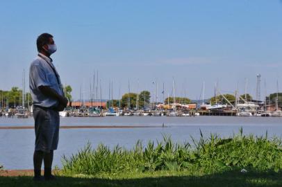  PORTO ALEGRE, RS, BRASIL, 24/11/2020- Jorge Luis Capioti Camargo, 59 anos, é vigilante no bairro Tristeza, zona sul de Porto Alegre. Vigia que há 20 anos trabalha ao lado de clube náutico sonha em velejar pela primeira vez Foto: Lauro Alves  / Agencia RBS<!-- NICAID(14651185) -->