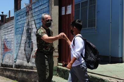  CAXIAS DO SUL, RS, BRASIL (24/11/2020)Escola Municipal Cívico-Militar Tancredo de Almeida Neves, no bairro União em Flores da Cunha. Fotografa o início da implementação deste modelo. Está atuando na escola um monitor voluntário, policial militar da reserva, Sargento Eduardo Vianna. (Antonio Valiente/Agência RBS)<!-- NICAID(14651339) -->