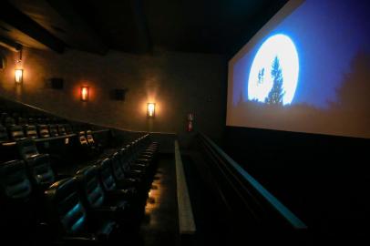  PORTO ALEGRE, RS, BRASIL 2020.10.23 - Mesmo com protocolo sobre reabertura de cinemas, público não aparece em algumas salas da capital. Na foto: Sala do Shopping Moinhos de Vento, Glaucia Hanna , Guilherme vanazzi e Clara Cavagnoli (Clara é a do meio). (Foto: ANDRÉ ÁVILA/ Agência RBS)Indexador: Andre Avila<!-- NICAID(14625112) -->