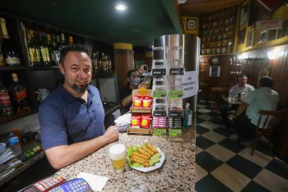  PORTO ALEGRE, RS, BRASIL - 24.11.2020 - Fica em uma ladeira do Centro Histórico um dos botecos mais tradicionais que há em Porto Alegre. Não apenas pela história (e ali se vão pelo menos 79 anos), mas especialmente pelo cardápio e clima raiz preservados dentro de 50 metros quadrados. (Foto: Isadora Neumann/Agencia RBS)Indexador: ISADORA NEUMANN<!-- NICAID(14651467) -->