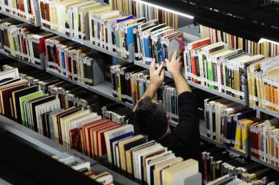  CAXIAS DO SUL, RS, BRASIL, 05/05/2020. Reportagem para o Almanaque sobre os 50 anos da Biblioteca Central da UCS. Na foto, vista geral da seção de livros para empréstimos. (Porthus Junior/Agência RBS)<!-- NICAID(14493116) -->