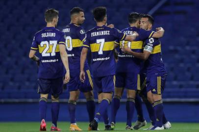  Argentinas Boca Juniors Carlos Tevez (R) celebrates with teammates after scoring against Venezuelas Caracas during their closed-door Copa Libertadores group phase football match at La Bombonera stadium in Buenos Aires, on October 22, 2020, amid the COVID-19 novel coronavirus pandemic. (Photo by juan Ignacio RONCORONI / various sources / AFP)Editoria: SPOLocal: Buenos AiresIndexador: JUAN IGNACIO RONCORONISecao: soccerFonte: AFPFotógrafo: STR<!-- NICAID(14624530) -->