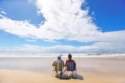 Capão da Canoa tem domingo com movimento típico de verão; casal: Cristiane e Márcio