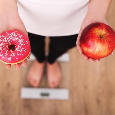 Diet. Woman Measuring Body Weight On Weighing Scale Holding Donut and apple. Sweets Are Unhealthy Junk Food. Dieting, Healthy Eating, Lifestyle. Weight Loss. Obesity. Top ViewDiet. Woman Measuring Body Weight On Weighing Scale Holding Donut and apple. Sweets Are Unhealthy Junk Food. Dieting, Healthy Eating, Lifestyle. Weight Loss. Obesity. Top ViewFonte: 131800908<!-- NICAID(14646767) -->