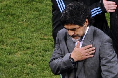 Diego Maradona não é mais o técnico da seleção argentina. A foto mostra ele a lamentar a desclassificação da Copa da África com goelada de 4 a 0 para a Alemanha em 4 de julho de 2010<!-- NICAID(5351729) -->