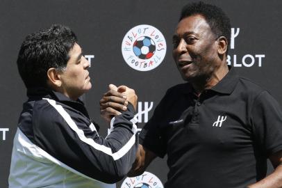  Former Argentinian football international Diego Maradona (L) and former Brazilian footballer Pele pose after a football match organised by Swiss luxury watchmaker Hublot at the Jardin du Palais Royal in Paris on June 9, 2016, on the eve of the Euro 2016 European football championships. PATRICK KOVARIK / AFPEditoria: SPOLocal: ParisIndexador: PATRICK KOVARIKSecao: soccerFonte: AFPFotógrafo: STF<!-- NICAID(12248469) -->