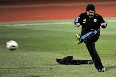  (FILES) In this file photo taken on June 09, 2010 Argentinas coach Diego Maradona takes a shot on goal during a team training session at the Universitys High Performance Centre in Pretoria ahead of the start of the 2010 World Cup football tournament. - Argentine football legend Diego Maradona has died at the age of 60, his spokesman announced on November 25, 2020.Renowned with Brazils Pele as one of the greatest footballers of all time, the Argentine World Cup winning captain died of a heart attack, having undergone brain surgery earlier this month, a member of his entourage told AFP. (Photo by DANIEL GARCIA / AFP)Editoria: SPOLocal: PretoriaIndexador: DANIEL GARCIASecao: soccerFonte: AFPFotógrafo: STF<!-- NICAID(14652139) -->