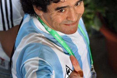  (FILES) In this file photo taken on June 21, 2006 Argentinian football legend Diego Maradona gives a thumbs-up as he arrives to attend the opening round Group C World Cup football match The Netherlands vs. Argentina, in Frankfurt, Germany. - Argentine football legend Diego Maradona has died at the age of 60, his spokesman announced on November 25, 2020. (Photo by Gabriel BOUYS / AFP)Editoria: SPOLocal: Frankfurt am MainIndexador: GABRIEL BOUYSSecao: soccerFonte: AFPFotógrafo: STF<!-- NICAID(14652140) -->