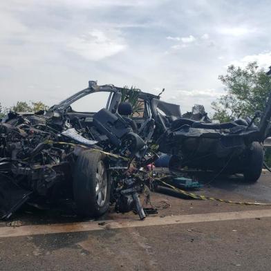 Três pessoas morreram em uma colisão entre um caminhão carregado de botijões de gás e um carro na freeway, em Osório, no Litoral Norte, na manhã desta quarta-feira (25). O acidente ocorreu às 11h, na altura do km 10 da rodovia, sentido Capital-Litoral.<!-- NICAID(14652265) -->