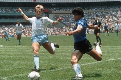 WORLD CUP-1986-ARG-ENGArgentinian forward Diego Maradona (R) gets ready to cross the ball under pressure from English defender Gary Stevens during the World Cup quarterfinal soccer match between Argentina and England 22 June 1986 in Mexico City. Argentina beat England 2-1 on goals by Maradona. AFP PHOTO (Photo by STAFF / AFP)Editoria: SPOLocal: Mexico CityIndexador: STAFFSecao: soccerFonte: AFP<!-- NICAID(14652364) -->