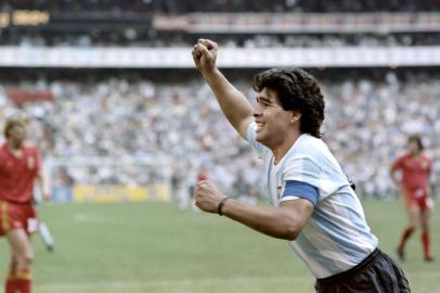  Argentinian forward Diego Maradona (L) jubilates after scoring a goal, during the World Cup semi final soccer match between Argentina and Belgium on June 25, 1986 in Mexico City. Argentina advanced to the final with a 2-0 victory. (Photo by STAFF / AFP)Editoria: SPOLocal: Mexico CityIndexador: STAFFSecao: soccerFonte: AFP<!-- NICAID(14652368) -->