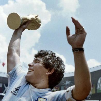  Argentinas soccer star team captain Diego Maradona brandishes the World Soccer Cup won by his team after a 3-2 victory over West Germany on June 29, 1986 at the Azteca stadium in Mexico City. (Photo by STAFF / AFP)Editoria: SPOLocal: Mexico CityIndexador: STAFFSecao: soccerFonte: AFP<!-- NICAID(14652367) -->