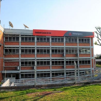  CAXIAS DO SUL, RS, BRASIL, 03/08/2020. A volta às aulas se aproxima para início do segundo semestre letivo no ensino superior, mas a maioria dos alunos e professores ficará em casa. As principais faculdades de Caxias do Sul já estão programadas para utilizar o ambiente virtual da melhor forma possível. Na foto, fachada da faculdade Anhanguera. (Porthus Junior/Agência RBS)<!-- NICAID(14559527) -->