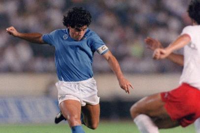 MaradonnaSusan01Argentina soccer superstar Diego Maradona (L) of S.S.C Napoli is about to shoot a ball to the goal during the Xerox Super Soccer 12 August 1988 against Japans National Team in Tokyo.  Napoli won the game 2-0.  AFP PHOTO AFP/AFP/sjw (Photo by BON ISHIKAWA / AFP)Editoria: SPOLocal: TokyoIndexador: BON ISHIKAWASecao: soccerFonte: AFPFotógrafo: STR<!-- NICAID(14652515) -->