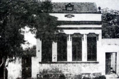  Construída pela família de Alfredo Rodrigues Teixeira, a casa é um símbolo do antigo Areal da Baronesa e patrimônio da Capital.<!-- NICAID(14651991) -->