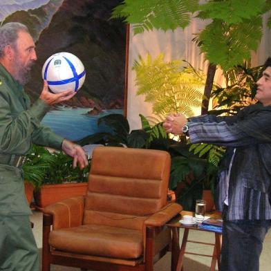 (FILES) File handout photo released by Argentine Canal 13 of Cuban President Fidel Castro (L) playing with a football with Argentinian football star Diego Armando Maradona, during the recording of Maradonas TV program The 10s Night in Havana, 26 October 2005. - Argentinian football legend Diego Maradona passed away on November 25, 2020. (Photo by - / CANAL 13 / AFP) / RESTRICTED TO EDITORIAL USE - MANDATORY CREDIT AFP PHOTO / CANAL 13 - NO MARKETING NO ADVERTISING CAMPAIGNS -DISTRIBUTED AS A SERVICE TO CLIENTS<!-- NICAID(14652545) -->