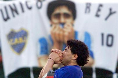 Diego Maradona dá adeus ao futebol em 2001, em amistoso no Estádio La Bombonera.Não veio printerFILE PHOTO OF ARGENTINE LEGEND MARADONA AT HIS FAREWELL MATCHA file photo shows Argentine soccer legend Diego Maradona (L), wearing a Boca Juniors club jersey, thanking the more than 50,000 fans that watched his farewell match in the Bombonera Stadium in Buenos Aires, November 10, 2001. Maradona remained in intensive care in a Buenos Aires hospital early April 20, 2004, more than 36 hours after falling ill with heart and breathing problems while watching a game at his former club Boca Juniors' stadium where he made his name.  REUTERS/Enrique Marcarian#PÁGINA: 5#EDIÇÃO:2ª Fonte: Reuters Fotógrafo: ENRIQUE MARCARIAN<!-- NICAID(1552309) -->