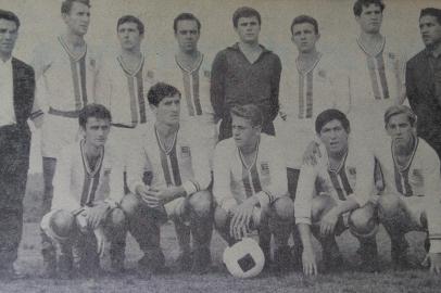 Time de futebol do Eberle em 1967, quando venceu o time das Carrocerias Nicola durante o campeonato de futebol de campo do Sesi. Em pé: técnico Galego (Antonio Vargas de Oliveira), Roni, Joãozinho, Jurandir, Luiz, Morom, Marco Aurélio e Maneca (auxiliar técnico). Agachados: Gotardo, Segalla, Getúlio, Cláudio e Martinelli.<!-- NICAID(14652067) -->