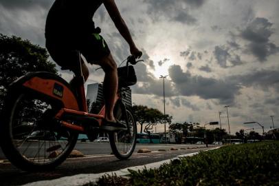  PORTO ALEGRE, RS, BRASIL - 25.11.2020 - Clima tempo na Capital. (Foto: Marco Favero/Agencia RBS)<!-- NICAID(14652518) -->