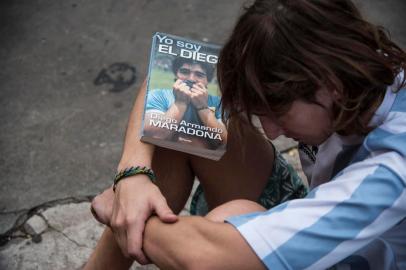  Fans of Argentinas Newells Old Boys football team, where Argentinian football legend Diego Maradona use to play gather to mourn his dead outside Marcelo Bielsa stadium in Rosario, Santa Fe, Argentina on November 25, 2020, on the day of his death. (Photo by STR / AFP)Editoria: SPOLocal: RosarioIndexador: STRSecao: soccerFonte: AFPFotógrafo: STR<!-- NICAID(14652729) -->