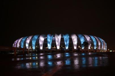  PORTO ALEGRE, RS, BRASIL - 25.11.2020 - Estádio Beira-Rio iluminado nas cores azul e branco, como forma de homenagear Diego Armando Maradona, falecido no dia de hoje. (Foto: Marco Favero/Agencia RBS)<!-- NICAID(14652893) -->