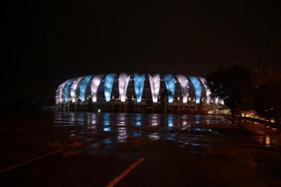  PORTO ALEGRE, RS, BRASIL - 25.11.2020 - Estádio Beira-Rio iluminado nas cores azul e branco, como forma de homenagear Diego Armando Maradona, falecido no dia de hoje. (Foto: Marco Favero/Agencia RBS)<!-- NICAID(14652902) -->