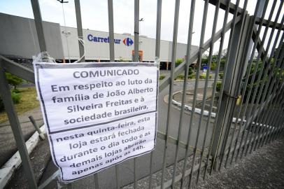  PORTO ALEGRE,RS,BRASIL.2020,11,26.Hiper Mercado Carrefour,da Plinio Brasil Milano,fica fechado durante esta Quinta-Feira,em luto pela morte de João Alberto.(RONALDO BERNARDI/AGENCIA RBS).<!-- NICAID(14652996) -->