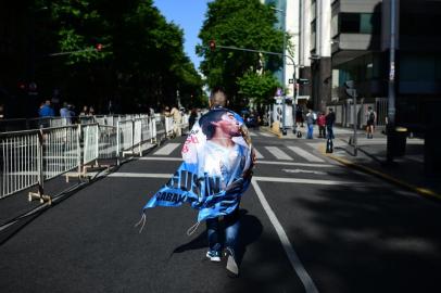  A Diego Maradonas fan walks to the Government House to pay his tribute to late football legend Diego Armando Maradona in Buenos Aires, on November 26, 2020. - Diego Maradonas coffin arrived at the presidential palace in Buenos Aires for a period of lying in state, TV reports showed, following the death of the Argentine football legend aged 60 on November 25. Hundreds of people were already lining up to pay their respects to Maradona, who died while recovering from a brain operation. (Photo by RONALDO SCHEMIDT / AFP)Editoria: SPOLocal: Buenos AiresIndexador: RONALDO SCHEMIDTSecao: soccerFonte: AFPFotógrafo: STF<!-- NICAID(14653042) -->