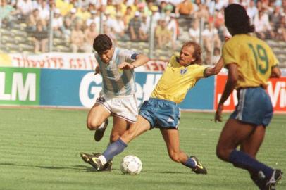 Brasil 0x1 Argentina - Copa do Mundo em 1990, na Itália.Diego Maradona (E) dribla o volante Alemão.#PÁGINA:63#ENVELOPE: 092792 Data Evento: 00/00/1990<!-- NICAID(585810) -->