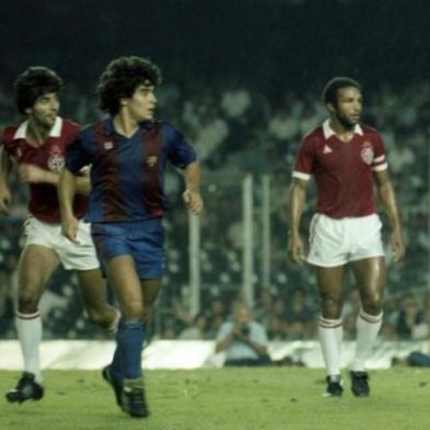  Maradona estreou pelo Barcelona em jogo contra o Inter, no Camp Nou, em partida válida pelo Troféu Joan Gamper de 1982.<!-- NICAID(14652855) -->