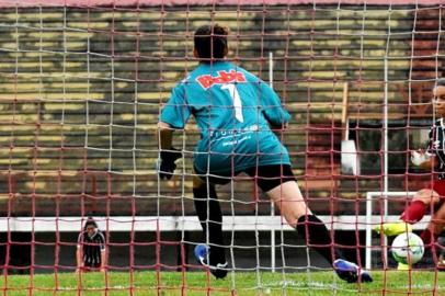 O Brasil de Farroupilha se despediu do Campeonato Brasileiro A-2 nesta sexta-feira (13). A equipe da Serra acabou derrotada para o Fluminense, pelo placar de 3 a 0, no Estádio Giulite Coutinho, em Mesquita.<!-- NICAID(14642608) -->