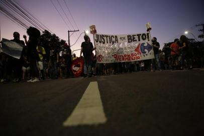  PORTO ALEGRE, RS, BRASIL - 23.11.2020 - Protesto pela morte de João Alberto no Carrefour da Av. Bento Gonçalves. (Foto: Marco Favero/Agencia RBS)<!-- NICAID(14650952) -->