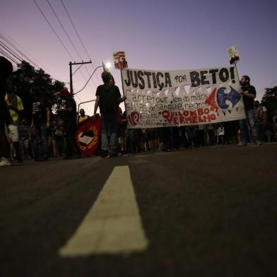  PORTO ALEGRE, RS, BRASIL - 23.11.2020 - Protesto pela morte de João Alberto no Carrefour da Av. Bento Gonçalves. (Foto: Marco Favero/Agencia RBS)<!-- NICAID(14650952) -->