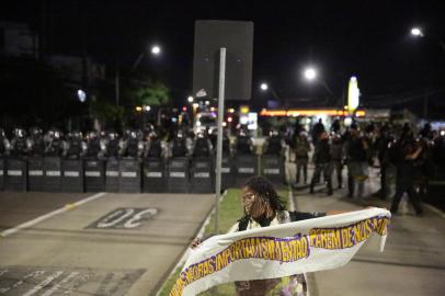  PORTO ALEGRE, RS, BRASIL - 23.11.2020 - Protesto pela morte de João Alberto no Carrefour da Av. Bento Gonçalves. (Foto: Marco Favero/Agencia RBS)<!-- NICAID(14651006) -->