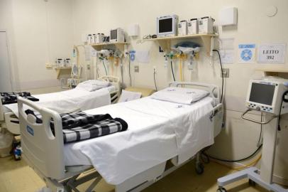  a prefeitura anunciou a abertura de mais 8 leitos de UTI adulto no SUS do Hospital Geral, na manhã desta quinta-feira (26). Enquanto aguardam a habilitação do Ministério da Saúde, os leitos serão custeados pelo município. Cada um tem o custo diário de R$ 4 mil e já estão disponíveis para internações.<!-- NICAID(14653616) -->