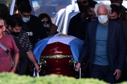  The coffin with the remains of late Argentine football legend Diego Armando Maradona is carried by his family and friends at the Jardin Bella Vista cemetery, in Buenos Aires province, on November 26, 2020. - Argentine football legend Diego Maradona -who died of a heart attack on the eve, at the age of 60- will be laid to rest where his parents have been buried. (Photo by RONALDO SCHEMIDT / AFP)Editoria: SPOLocal: Buenos AiresIndexador: RONALDO SCHEMIDTSecao: soccerFonte: AFPFotógrafo: STF<!-- NICAID(14653823) -->