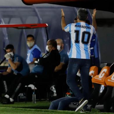  Brazils Gremio coach Renato Gaucho wears a jersey in homage to the late Diego Maradona, during the closed-door Copa Libertadores round before the quarterfinals football match against Paraguays Guarani at the Defensores del Chaco stadium in Asuncion, on November 26, 2020. (Photo by Nathalia AGUILAR / POOL / AFP)Editoria: SPOLocal: AsuncionIndexador: NATHALIA AGUILARSecao: soccerFonte: POOLFotógrafo: STR<!-- NICAID(14653943) -->