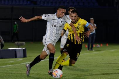  Brazils Gremio Luiz Fernando and Paraguays Guarani Cristhian Baez vie for the ball during their closed-door Copa Libertadores round before the quarterfinals football match at the Defensores del Chaco stadium in Asuncion, on November 26, 2020. (Photo by Luis VERA / POOL / AFP)Editoria: SPOLocal: AsuncionIndexador: LUIS VERASecao: soccerFonte: POOLFotógrafo: STR<!-- NICAID(14654017) -->