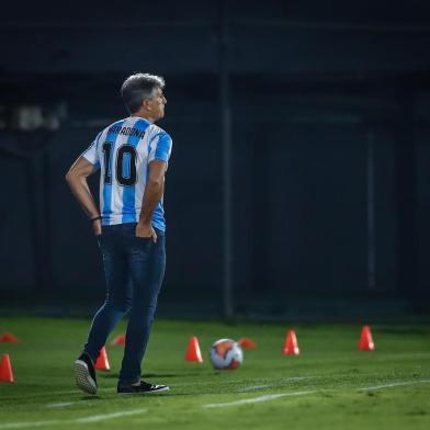 Gremio x Guarani-PYRS - FUTEBOL/CONMEBOL LIBERTADORES 2020 /GREMIO X GUARANI-PY - ESPORTES - Lance da partida entre Guarani do Paraguai e Gremio disputada na noite desta quinta-feira, no Estádio Defensores Del Chaco, em Assunção, Paraguai, valida pela Conmebol Libertadores 2020. FOTO: LUCAS UEBEL/GREMIO FBPAEditoria: SPOLocal: AssunÃ§Ã£oIndexador: Lucas UebelSecao: futebolFonte: Gremio.netFotógrafo: Gremio x Guarani-PY<!-- NICAID(14654028) -->