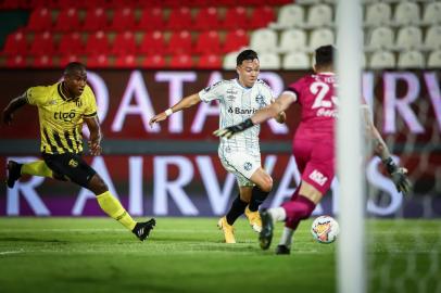 Gremio x Guarani-PYRS - FUTEBOL/CONMEBOL LIBERTADORES 2020 /GREMIO X GUARANI-PY - ESPORTES - Lance da partida entre Guarani do Paraguai e Gremio disputada na noite desta quinta-feira, no Estádio Defensores Del Chaco, em Assunção, Paraguai, valida pela Conmebol Libertadores 2020. FOTO: LUCAS UEBEL/GREMIO FBPAEditoria: SPOLocal: AssunÃ§Ã£oIndexador: Lucas UebelSecao: futebolFonte: Gremio.netFotógrafo: Gremio x Guarani-PY<!-- NICAID(14654032) -->