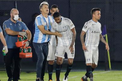  Brazils Gremio Jean Pyerre celebrates with coach Renato Gaucho after scoring against Paraguays Guarani during their closed-door Copa Libertadores round before the quarterfinals football match at the Defensores del Chaco stadium in Asuncion, on November 26, 2020. (Photo by Luis VERA / POOL / AFP)Editoria: SPOLocal: AsuncionIndexador: LUIS VERASecao: soccerFonte: POOLFotógrafo: STR<!-- NICAID(14654058) -->