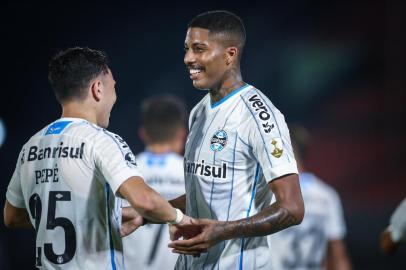 Gremio x Guarani-PYRS - FUTEBOL/CONMEBOL LIBERTADORES 2020 /GREMIO X GUARANI-PY - ESPORTES - Lance da partida entre Guarani do Paraguai e Gremio disputada na noite desta quinta-feira, no Estádio Defensores Del Chaco, em Assunção, Paraguai, valida pela Conmebol Libertadores 2020. FOTO: LUCAS UEBEL/GREMIO FBPAEditoria: SPOLocal: AssunÃ§Ã£oIndexador: Lucas UebelSecao: futebolFonte: Gremio.netFotógrafo: Gremio x Guarani-PY<!-- NICAID(14654064) -->