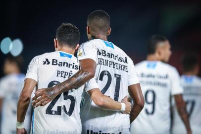 Gremio x Guarani-PYRS - FUTEBOL/CONMEBOL LIBERTADORES 2020 /GREMIO X GUARANI-PY - ESPORTES - Lance da partida entre Guarani do Paraguai e Gremio disputada na noite desta quinta-feira, no Estádio Defensores Del Chaco, em Assunção, Paraguai, valida pela Conmebol Libertadores 2020. FOTO: LUCAS UEBEL/GREMIO FBPAEditoria: SPOLocal: AssunÃ§Ã£oIndexador: Lucas UebelSecao: futebolFonte: Gremio.netFotógrafo: Gremio x Guarani-PY<!-- NICAID(14654062) -->