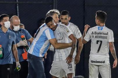  Brazils Gremio Jean Pyerre celebrates with coach Renato Gaucho after scoring against Paraguays Guarani during their closed-door Copa Libertadores round before the quarterfinals football match at the Defensores del Chaco stadium in Asuncion, on November 26, 2020. (Photo by Luis VERA / POOL / AFP)Editoria: SPOLocal: AsuncionIndexador: LUIS VERASecao: soccerFonte: POOLFotógrafo: STR<!-- NICAID(14654092) -->