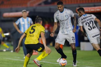  Brazils Gremio Jean Pyerre (C) and Paraguays Guarani Argentine Nicolas Tripichio vie for the ball during their closed-door Copa Libertadores round before the quarterfinals football match at the Defensores del Chaco stadium in Asuncion, on November 26, 2020. (Photo by Nathalia Aguilar / POOL / AFP)Editoria: SPOLocal: AsuncionIndexador: NATHALIA AGUILARSecao: soccerFonte: POOLFotógrafo: STR<!-- NICAID(14654093) -->